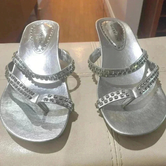 Gianni Bini Metallic Silver Thong Sandals with Rhinestones size 7.5M NWOT - Picture 3 of 10